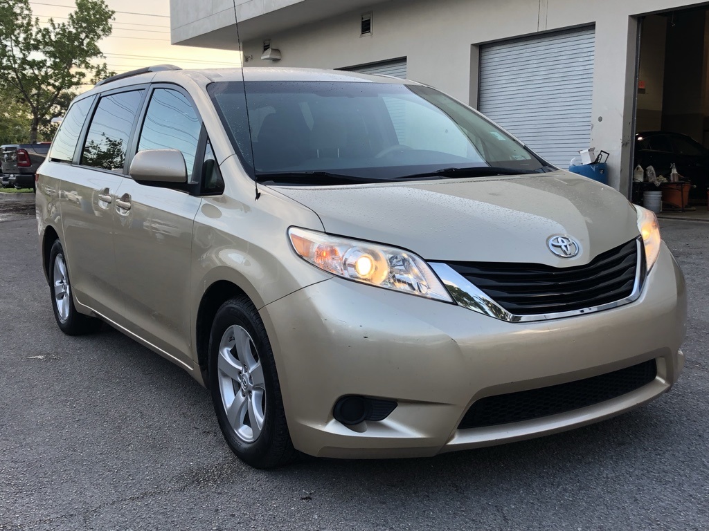 Toyota sienna le